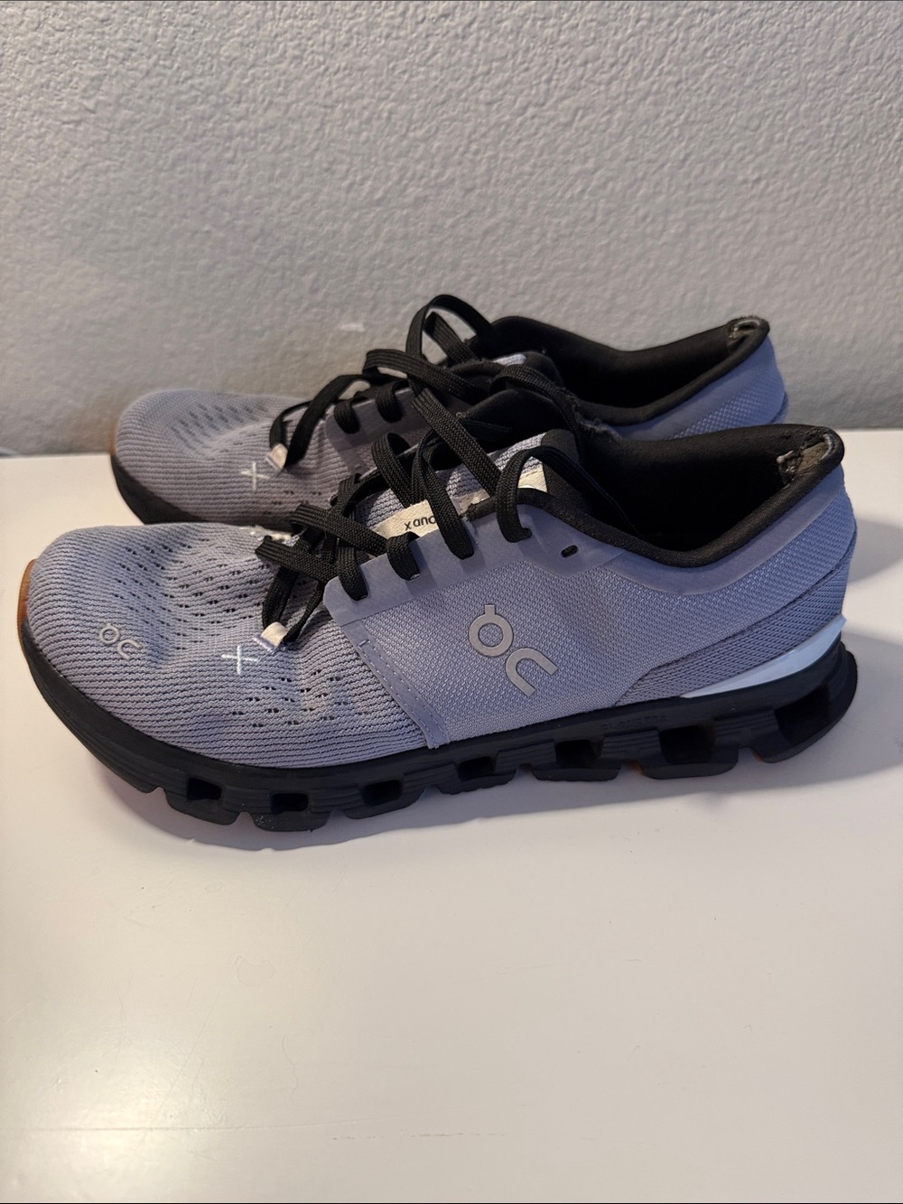 USED On Women's Cloud X 4 Sneaker, Feather/Black, 8.5